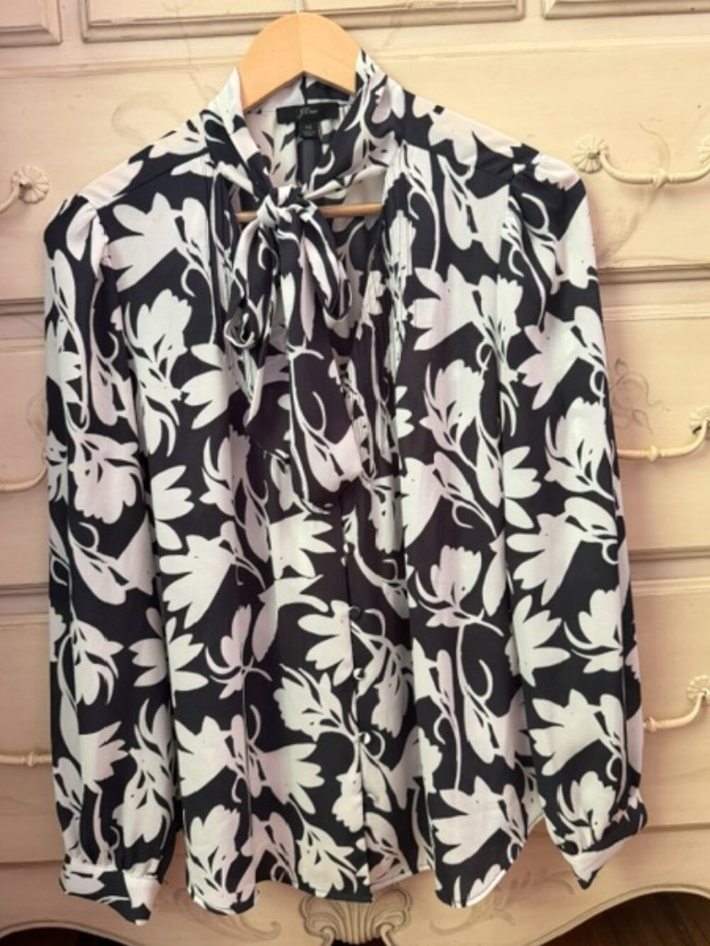 J Crew Navy & White Women's Floral Blouse w/ Bow size 10 Beautiful button detail